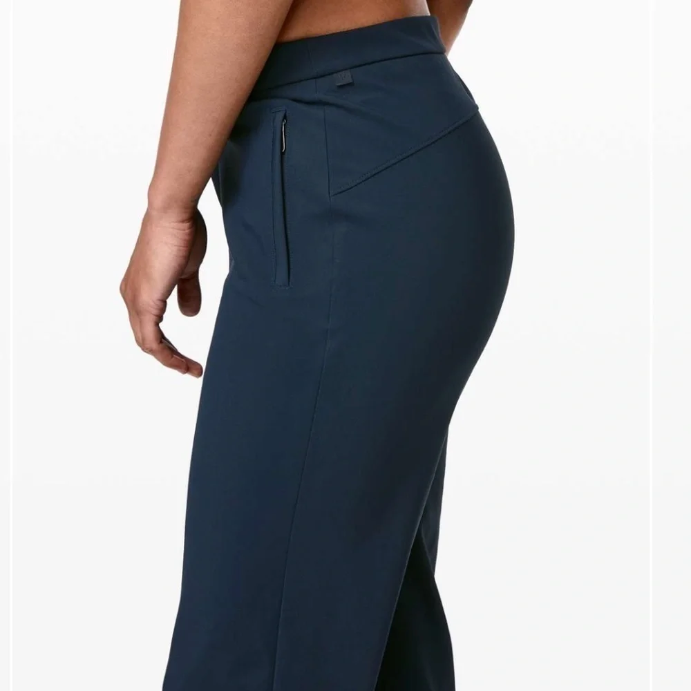 Lululemon On The Move Pant *Lightweight True Navy SZ 8